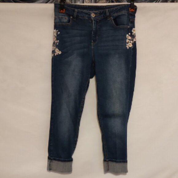 Time & Tru Floral embroidered design Crop Jeans - Picture 1 of 8